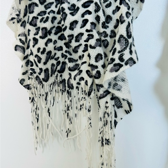 Black and white animal print scarf / shawl - Picture 3 of 3